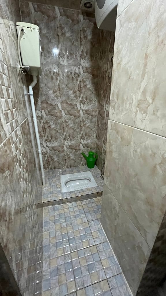 حمام با دوش و دیوارپوش سنگی در آپارتمان مرکز شهر قشم