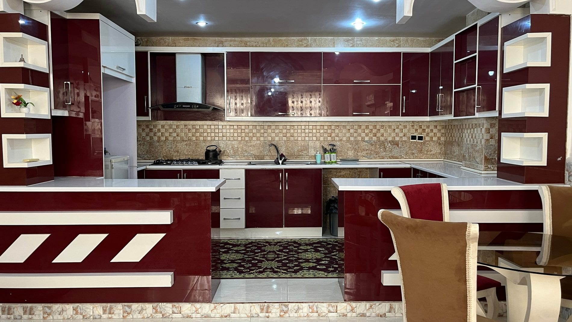 آشپزخانه با کابینت قرمز در آپارتمان مرکز شهر قشم