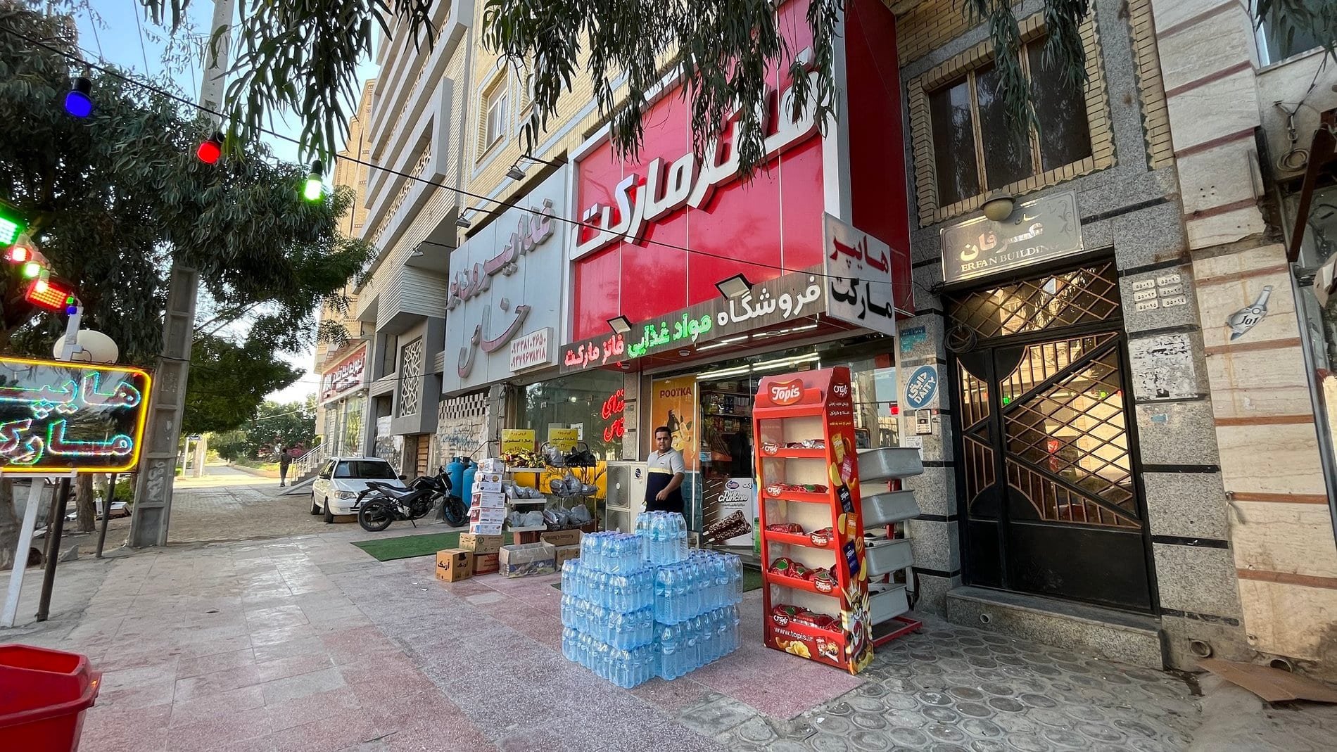 خیابان و بازار نزدیک آپارتمان مرکز شهر قشم