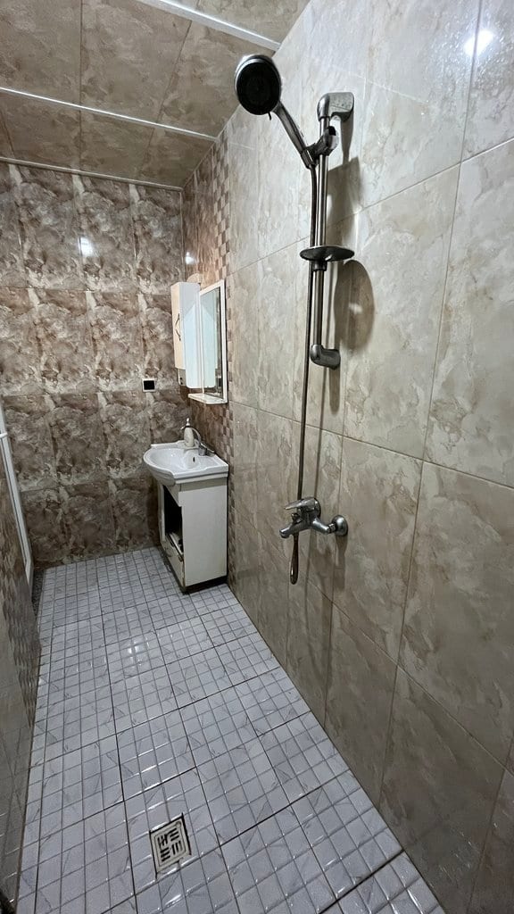 حمام با دوش در آپارتمان مرکز شهر قشم