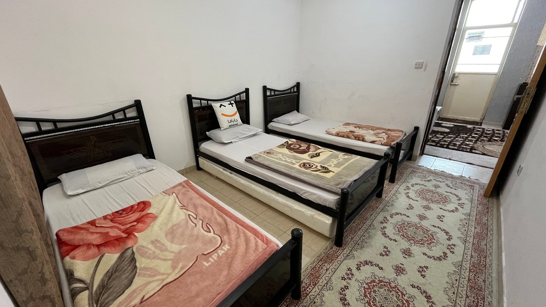 اتاق‌خواب با دو تخت یک‌نفره در واحد ۸ گلشهر قشم