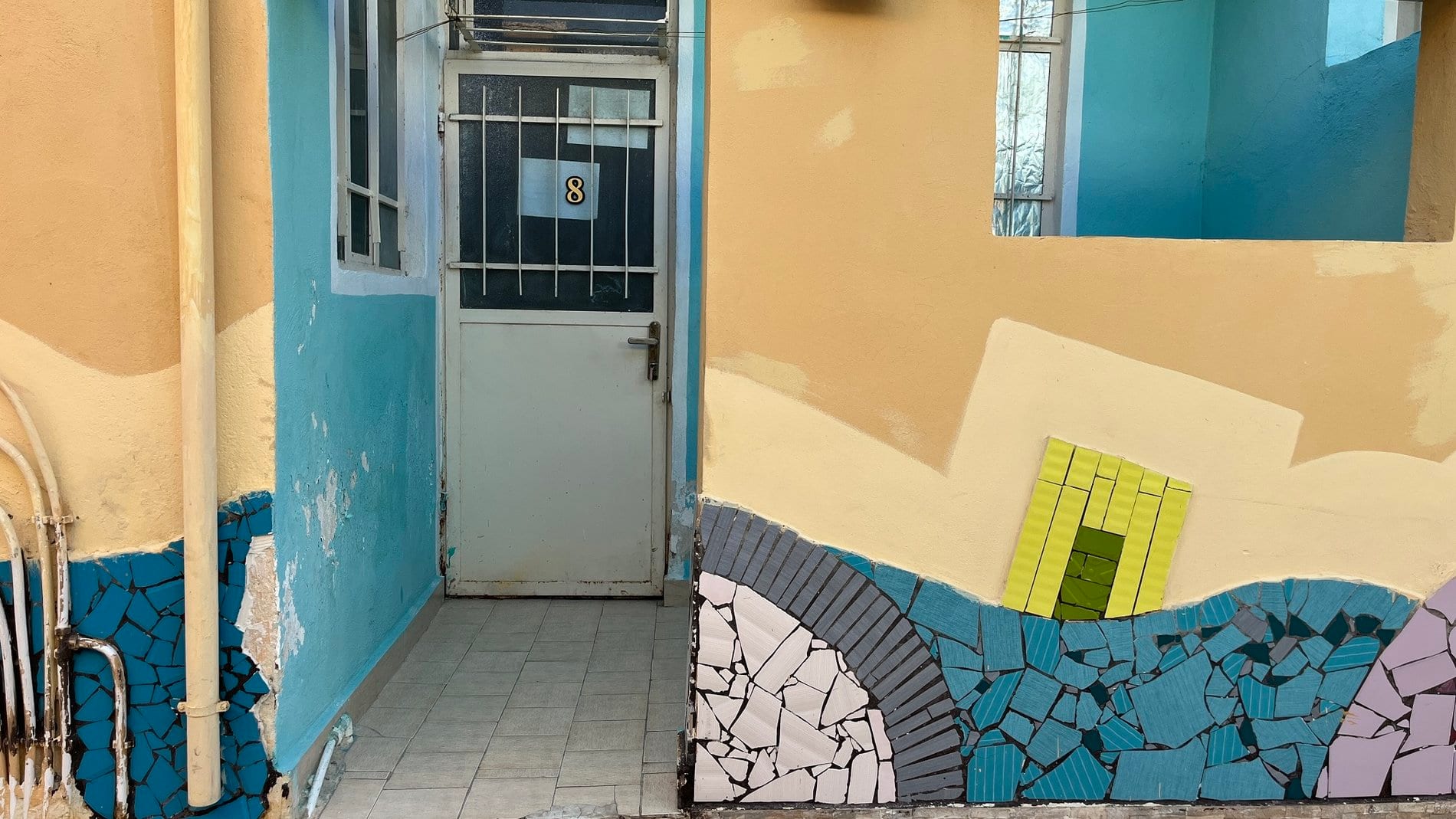 فضای داخلی و چیدمان اتاق در واحد ۸ گلشهر قشم
