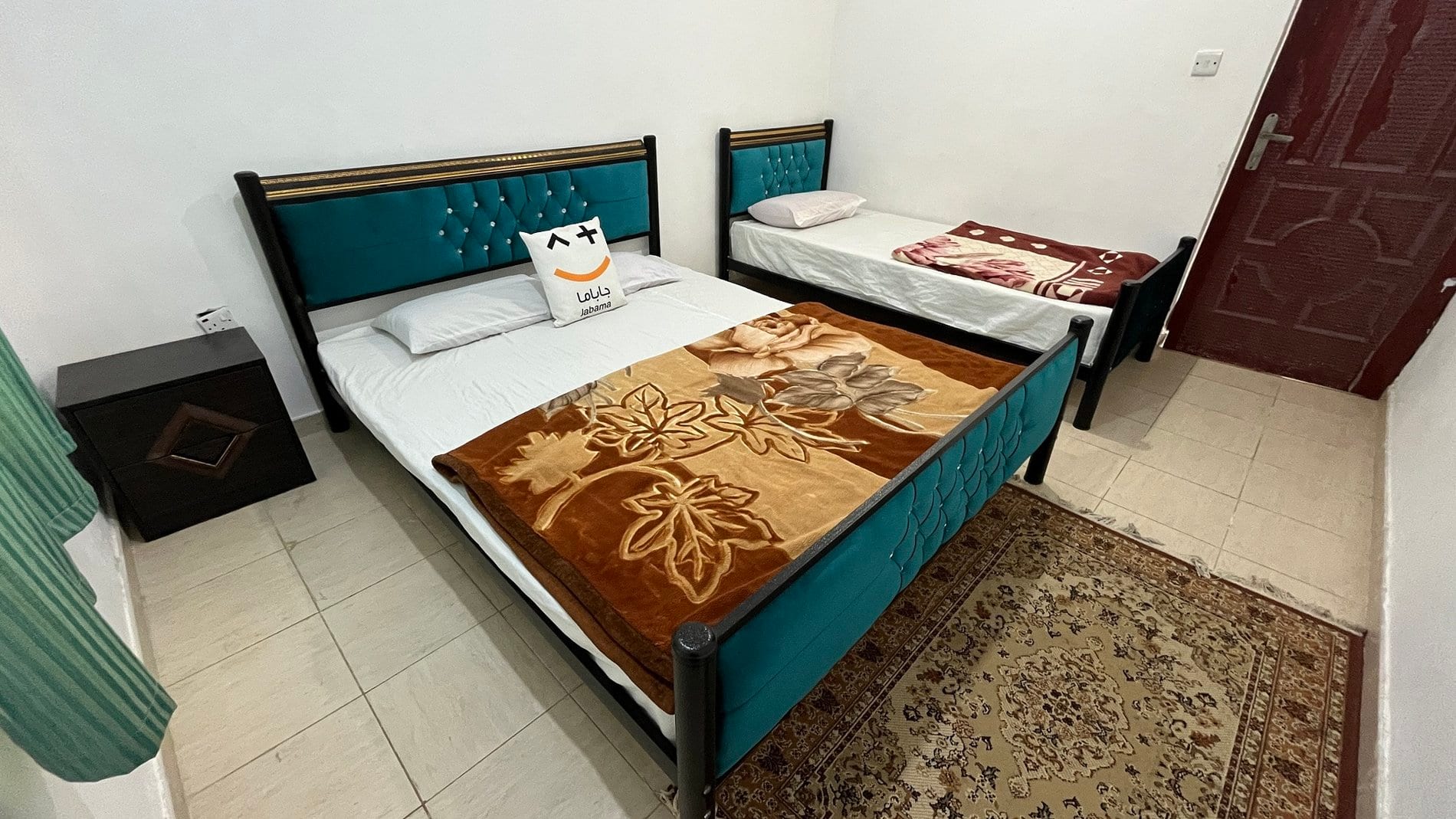 اتاق‌خواب با تخت دونفره و روتختی قهوه‌ای در اقامتگاه قشم
