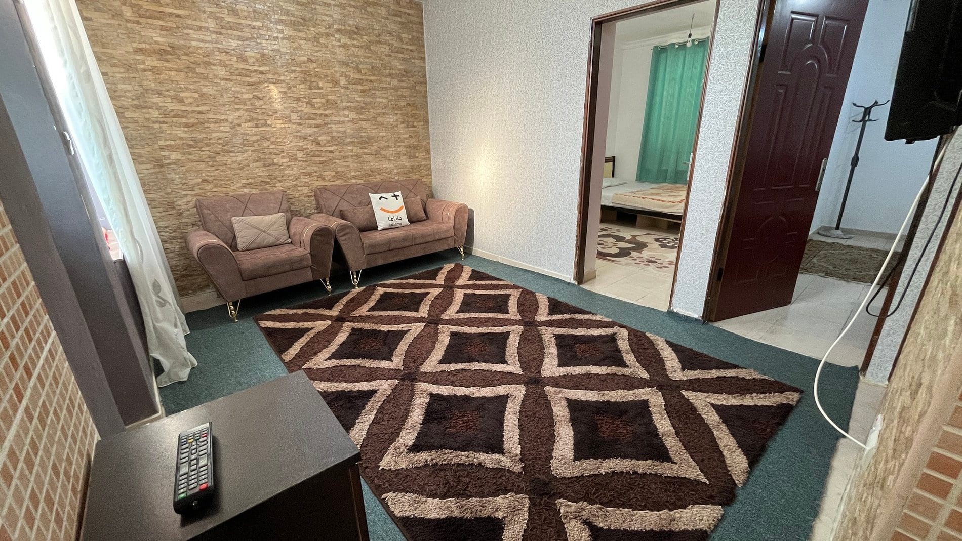 نشیمن با مبلمان و فرش طرح‌دار در اقامتگاه نزدیک دریا قشم