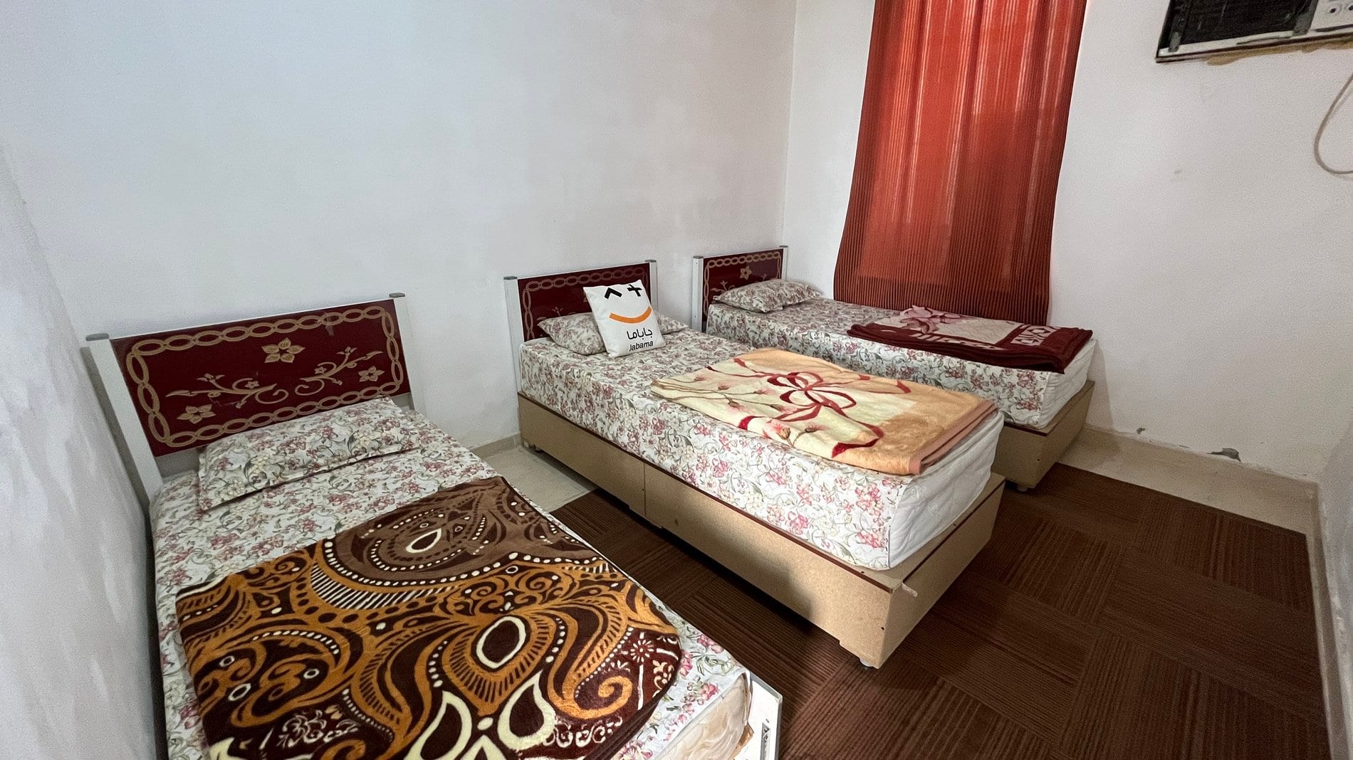 اتاق‌خواب با تخت و روتختی سنتی در واحد مجتمع اقامتی قشم