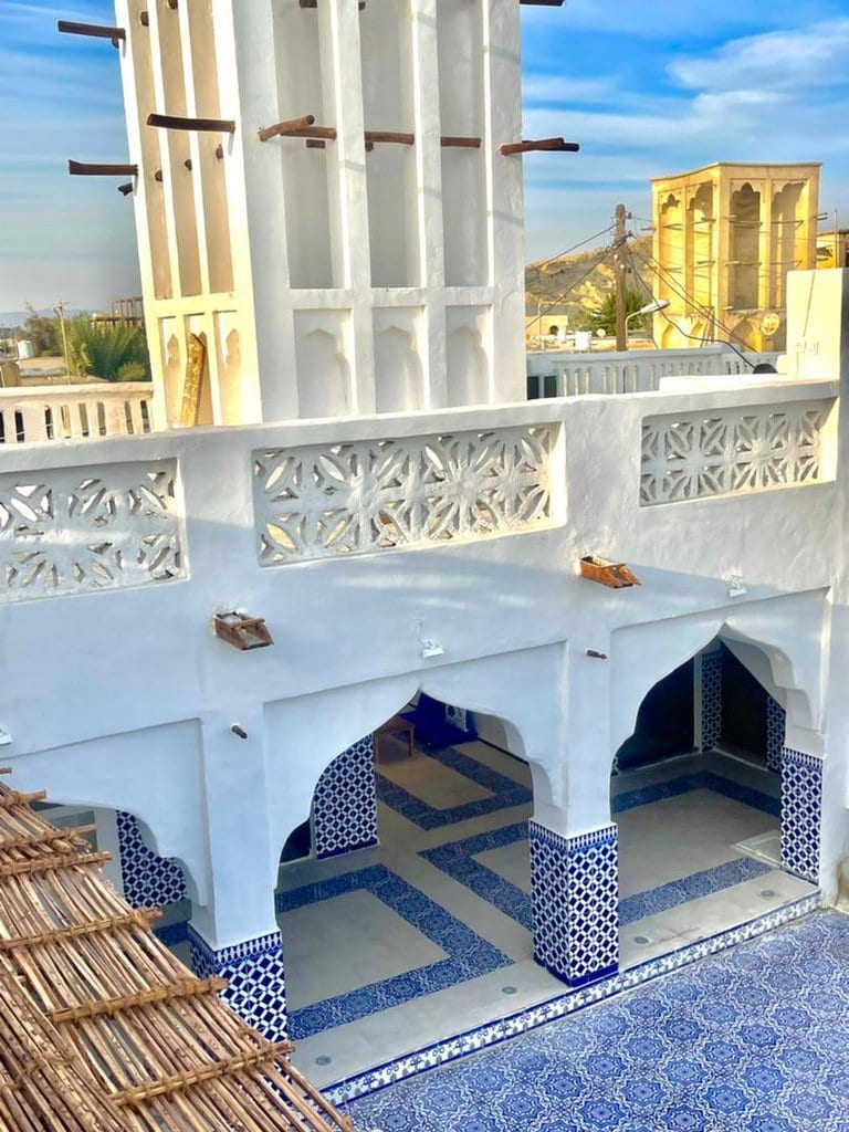 آب‌نما و طاق‌های سنتیِ حیاط در اقامتگاه بوم‌گردی خانه ماهی قشم