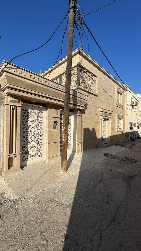 نمای بیرونی ساختمان و کوچهٔ آپارتمان در قشم