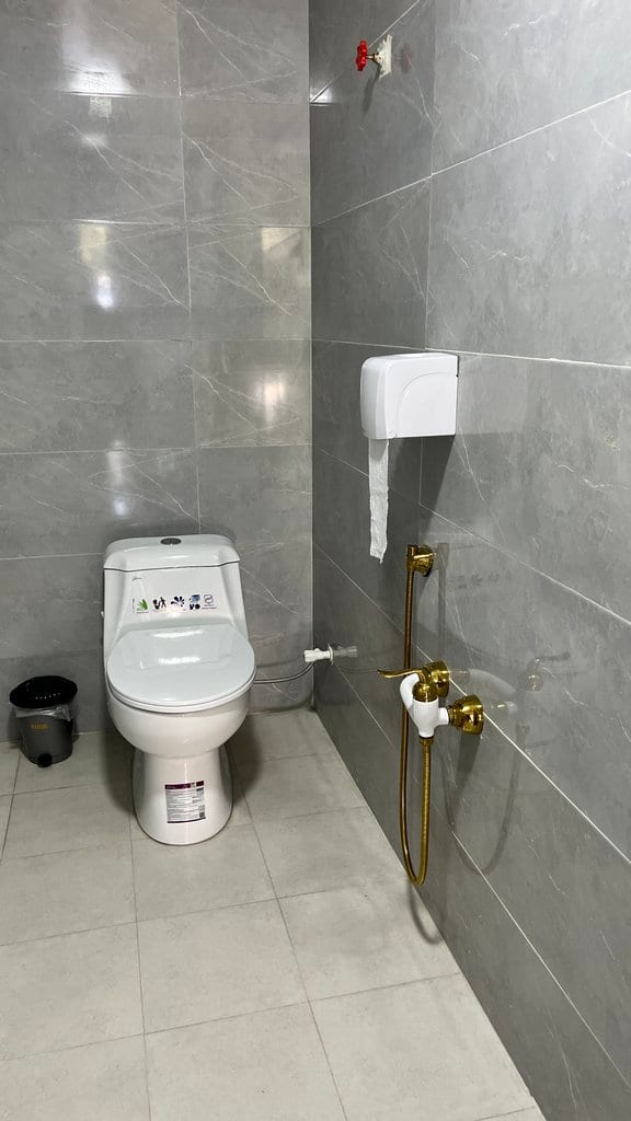 سرویس بهداشتی فرنگی واحد زیتون بوم‌گردی گل ابریشم قشم