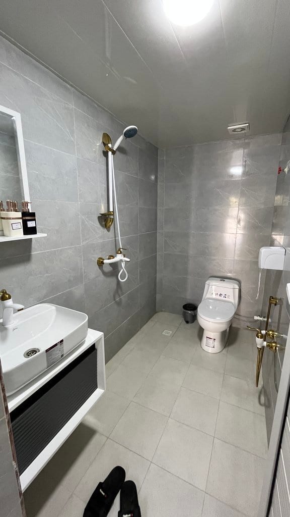 سرویس بهداشتی فرنگی، دوش و روشویی واحد زیتون بوم‌گردی گل ابریشم قشم