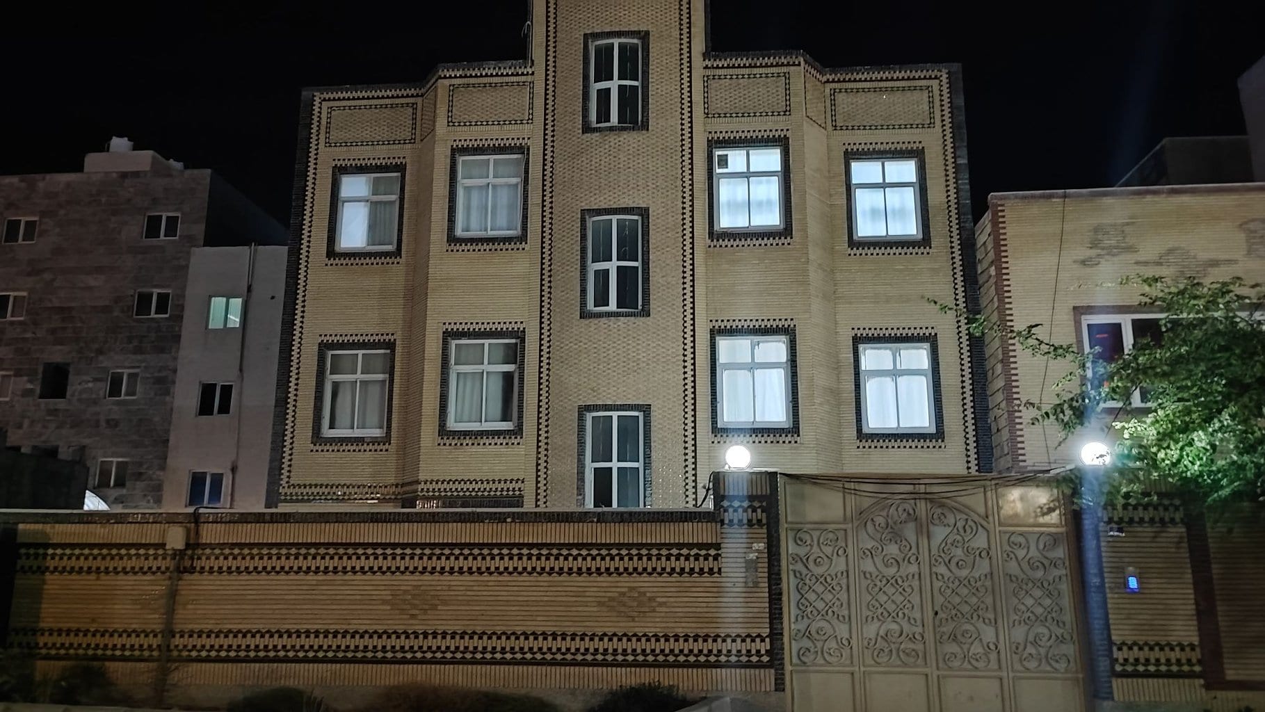 نمای بیرونی ساختمان آپارتمان دوخوابه در قشم