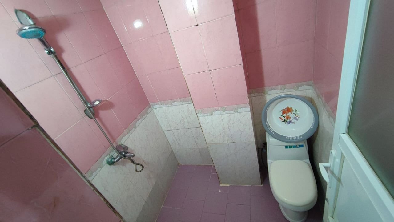 حمام با دوش و توالت فرنگی و کاشی صورتی در آپارتمان قشم
