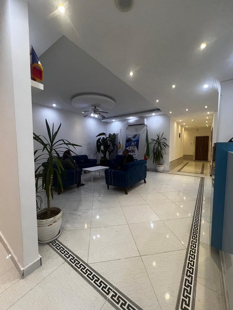 راهروی طولانی اتاق‌ها در مجتمع اقامتگاهی خورشیدسوار قشم