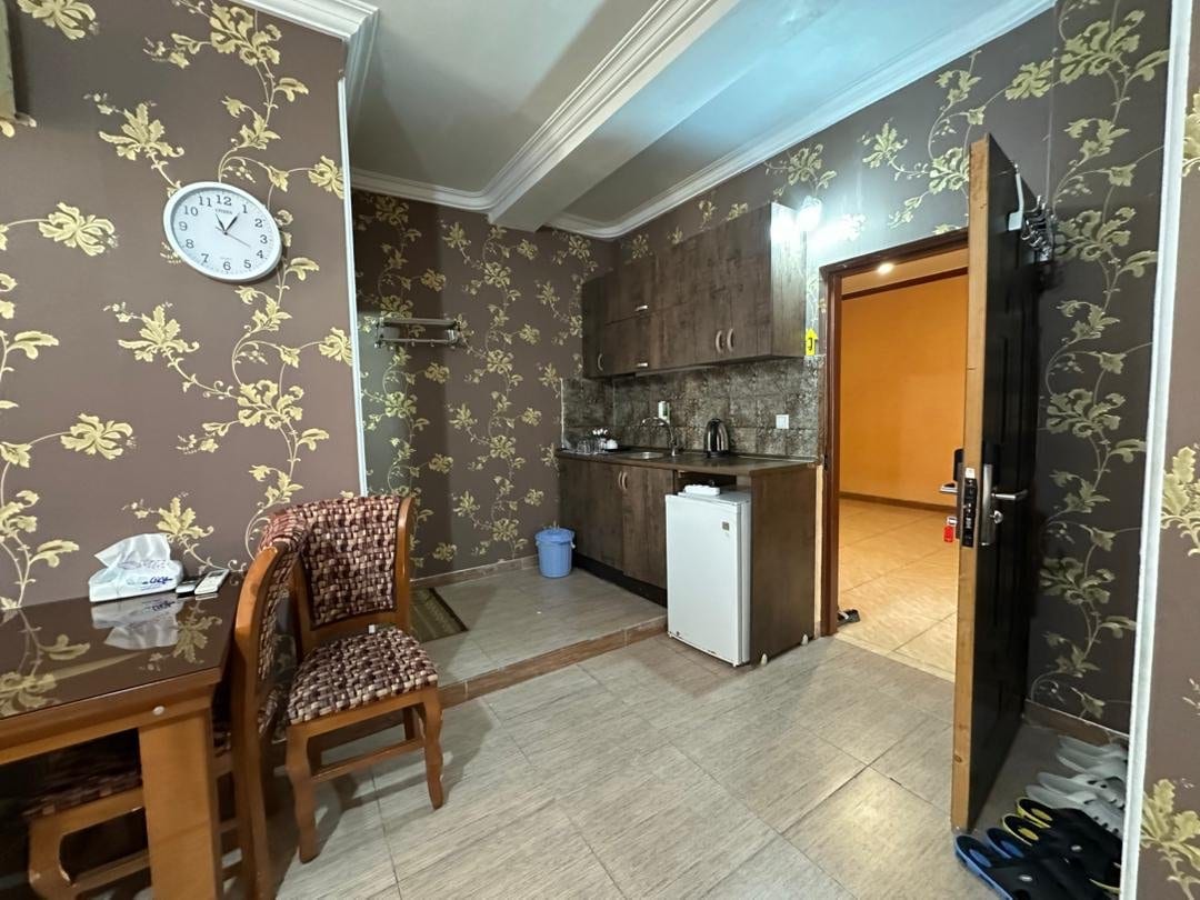 کیچنت واحد ۲۰۱ مجتمع پونه قشم با یخچال کوچک، سینک، کابینت و میز ناهارخوری