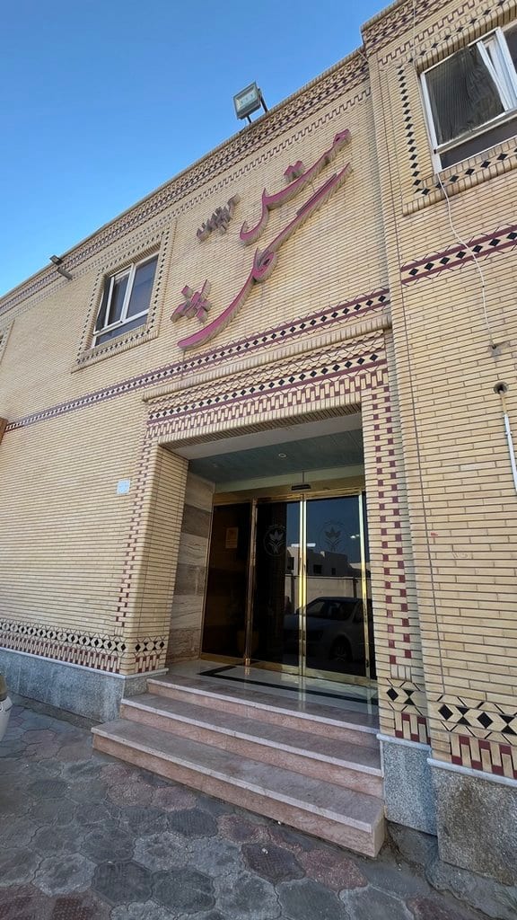 ورودی و نمای آجری ساختمان مجتمع پونه قشم با پله و درِ شیشه‌ای
