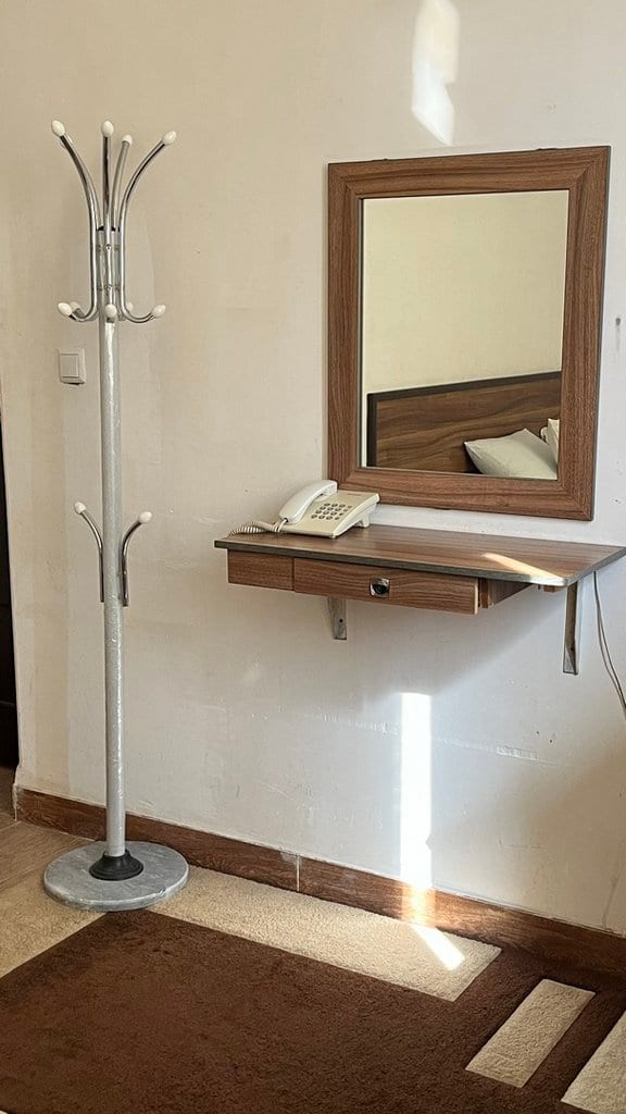 سرویس بهداشتی فرنگی و دوش حمام واحد مجتمع پونه قشم با کاشی بنفش
