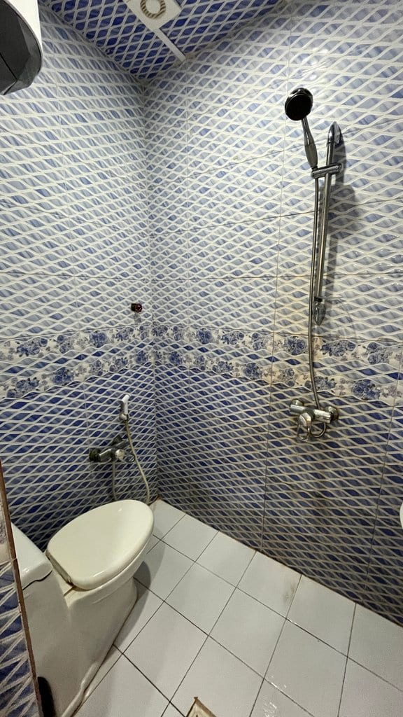اتاق با تخت دونفره و فرش سنتی در مسافرخانهٔ دونفره قشم