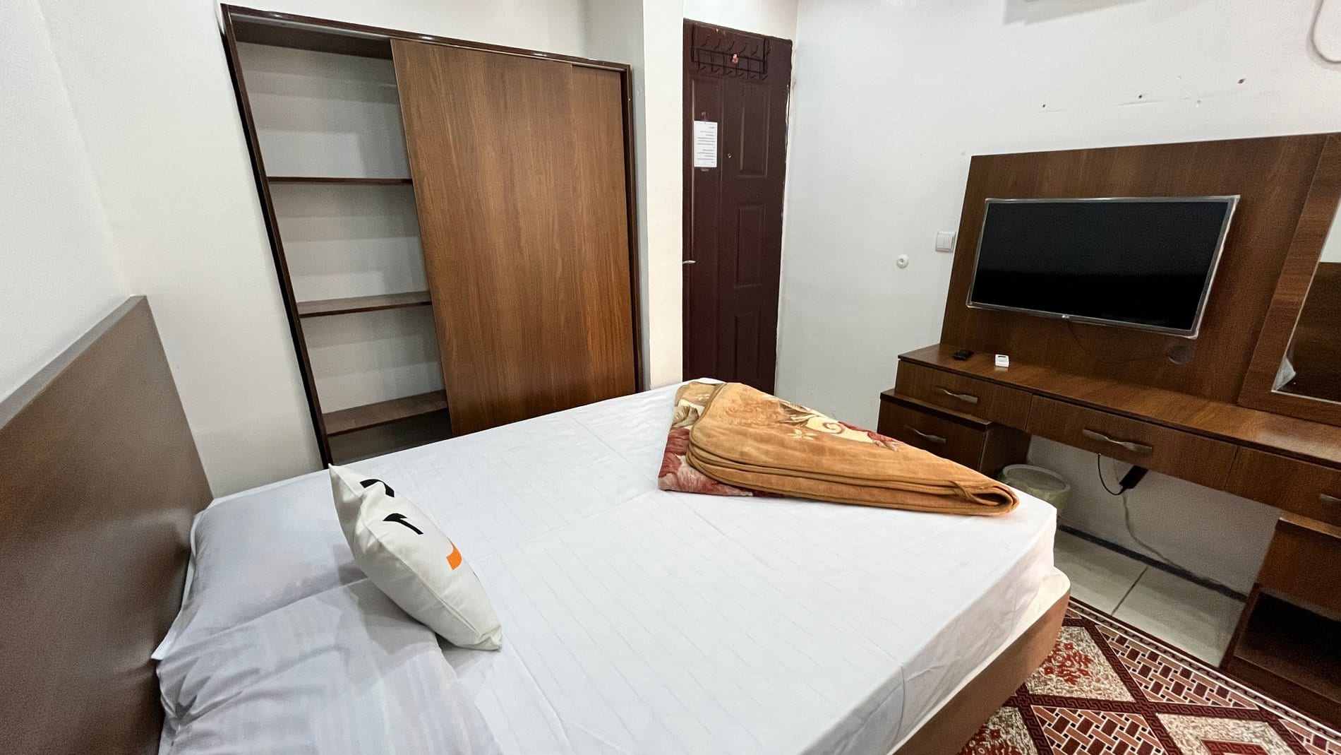 اتاق با تخت دونفره و روتختی سنتی در مسافرخانهٔ دونفره قشم