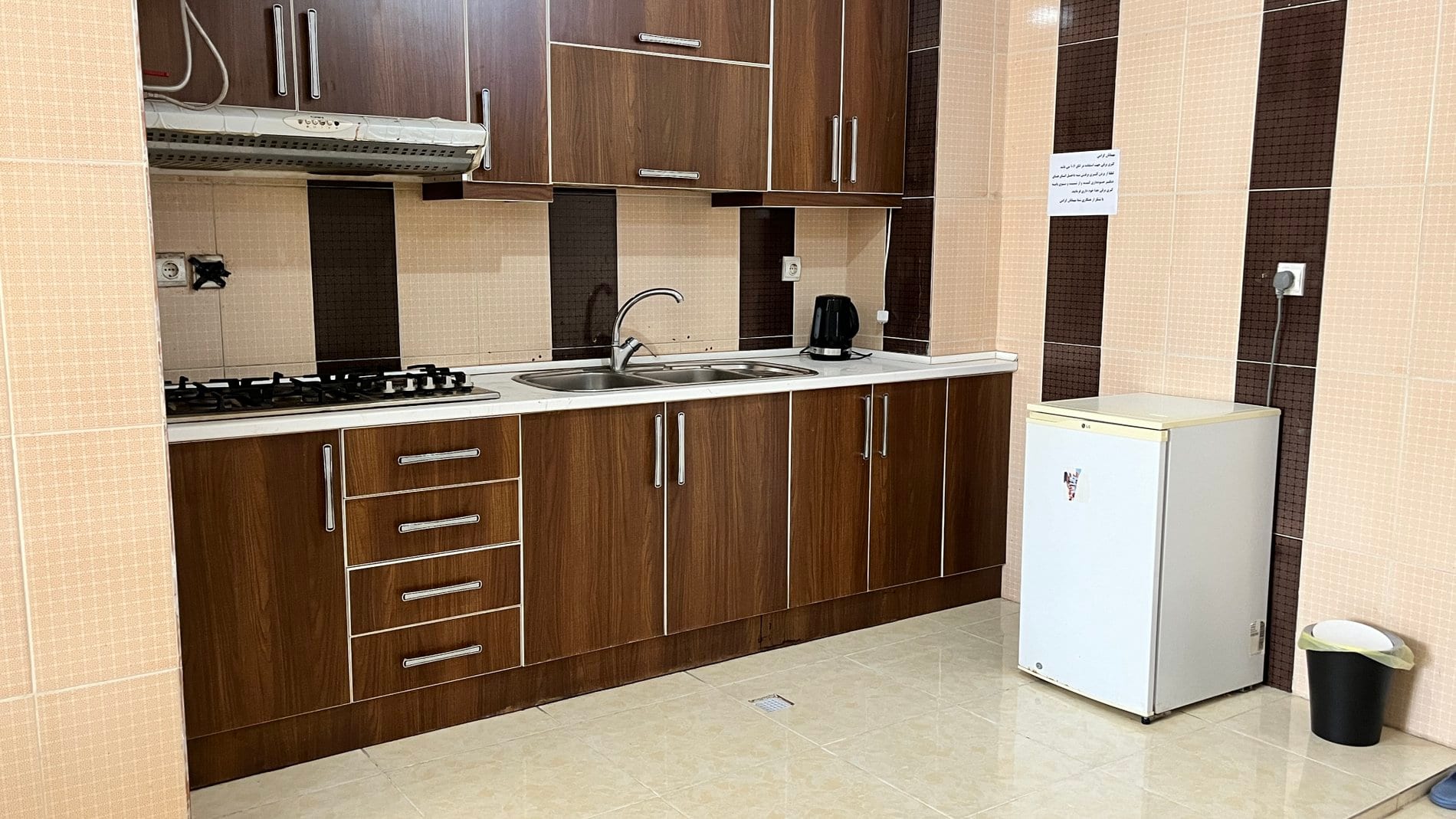 آشپزخانهٔ مشترک با کابینت در مسافرخانهٔ خانوادگی ۵نفره قشم