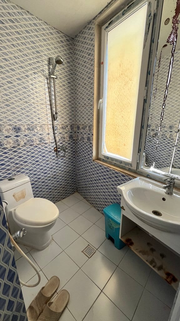 سرویس بهداشتی فرنگی و روشویی اتاق مسافرخانه در قشم