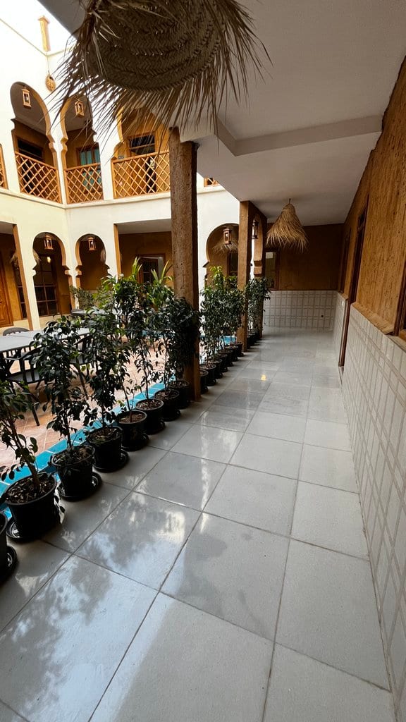 راهروی طبقهٔ بالا با طاق‌نماهای قوسی مشرف به حیاط مجتمع دال قشم