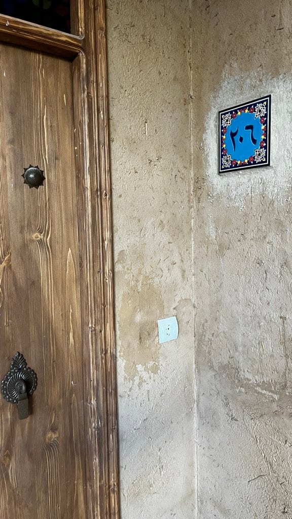 نمای حیاط طاق‌دار از طبقهٔ بالای مجتمع اقامتگاهی دال قشم