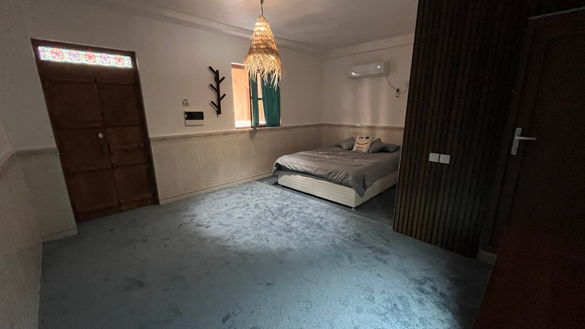 اتاق‌خواب با تخت و دکور سنتی در واحد مجتمع اقامتگاهی دال قشم