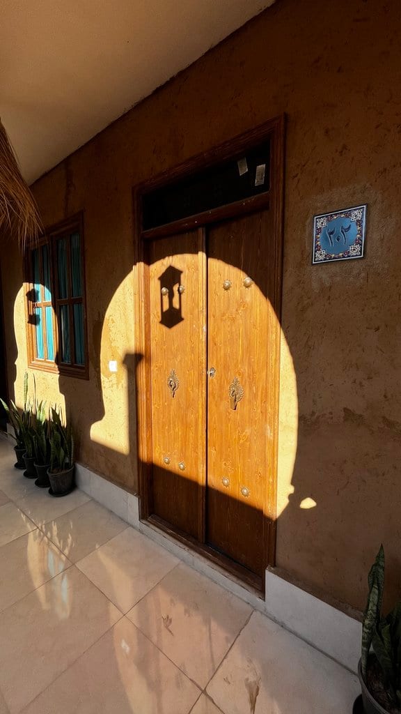 درِ چوبیِ سنتیِ قوسی در مجتمع اقامتگاهی دال قشم