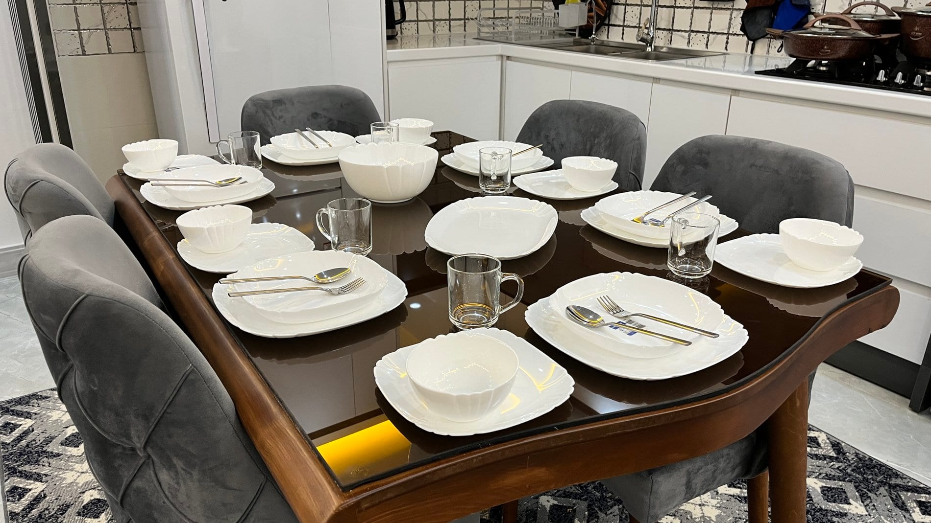 میز ناهارخوری چیده‌شده با ظروف سرو غذا در آپارتمان سه‌خوابه قشم