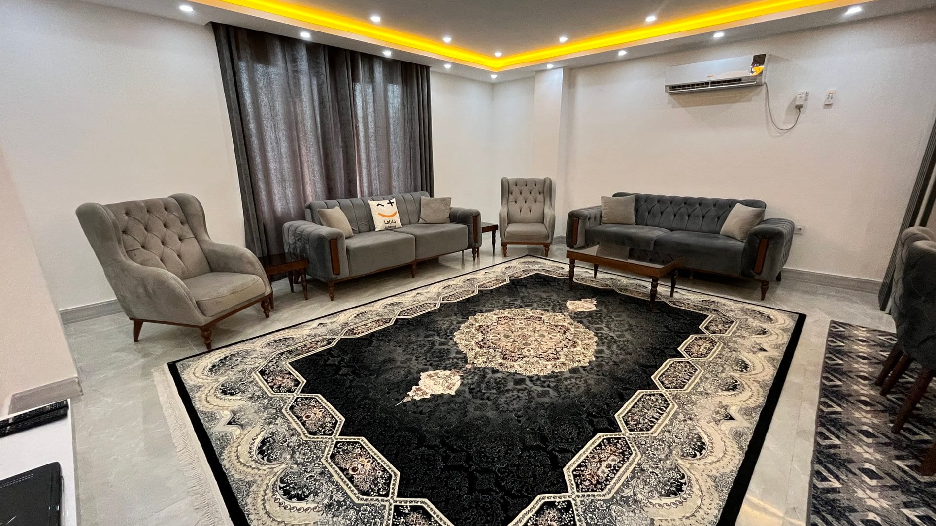 اتاق‌خواب دونفره با روتختی سرمه‌ای در آپارتمان ۹۵متری قشم