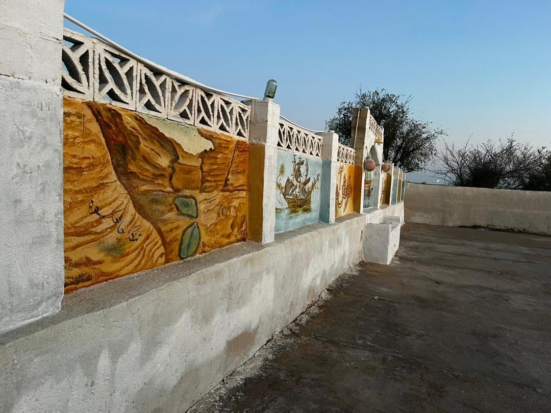 دیوارنگارهٔ رنگی محوطهٔ بیرونی بوم‌گردی لاور قشم