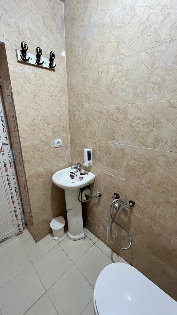 سرویس بهداشتی فرنگی و روشویی در بوم‌گردی لاور قشم