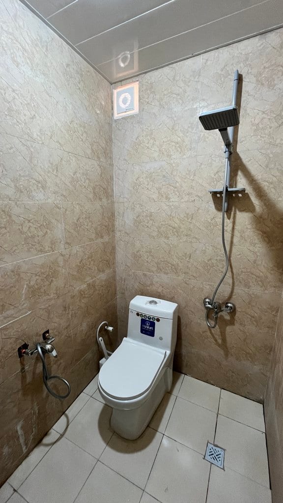 سرویس بهداشتی ایرانی و دوش حمام در بوم‌گردی لاور قشم