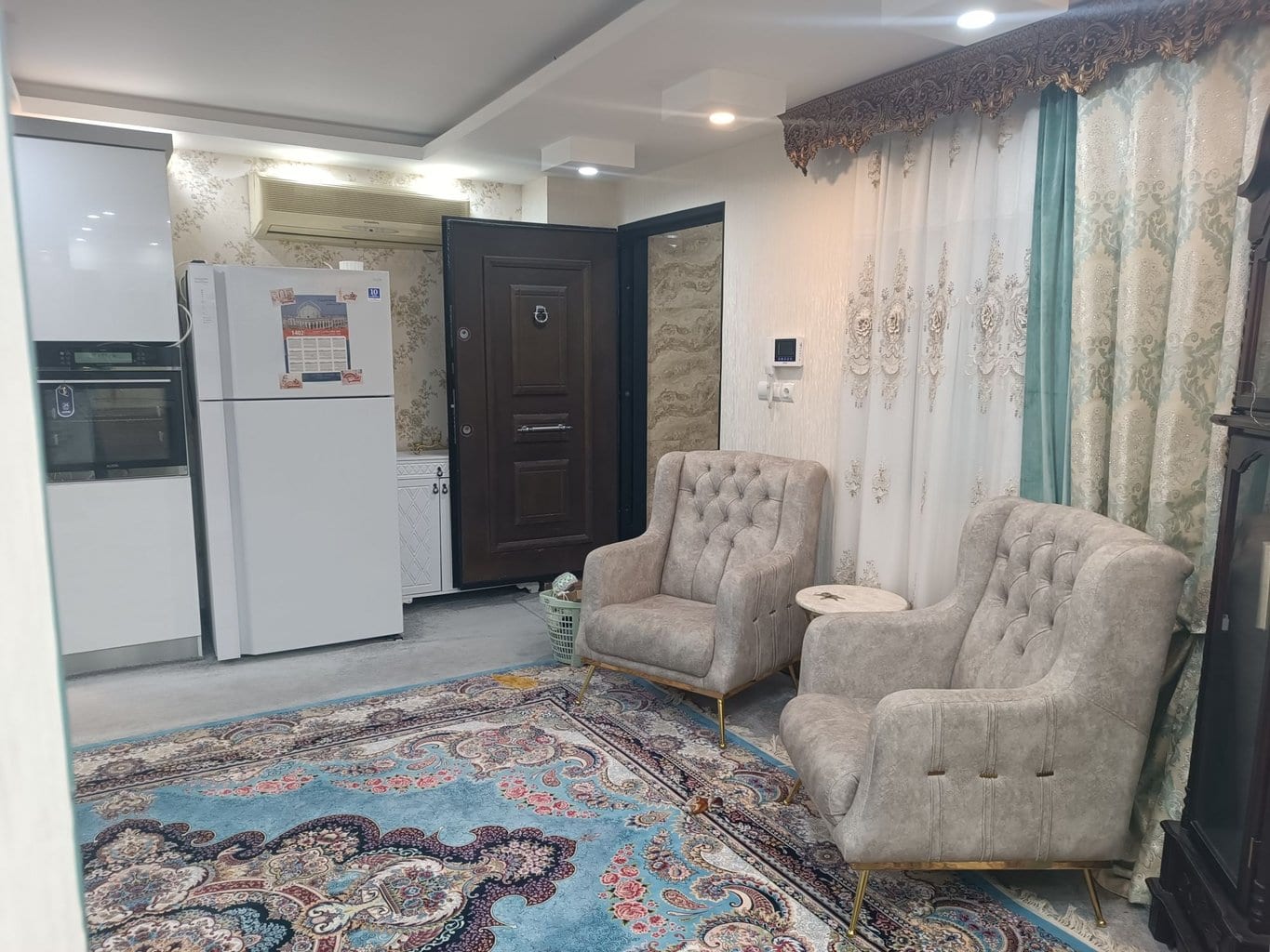 فضای داخلی شیک با مبلمان و دکور کلاسیک در آپارتمان فیروزه‌ای قشم