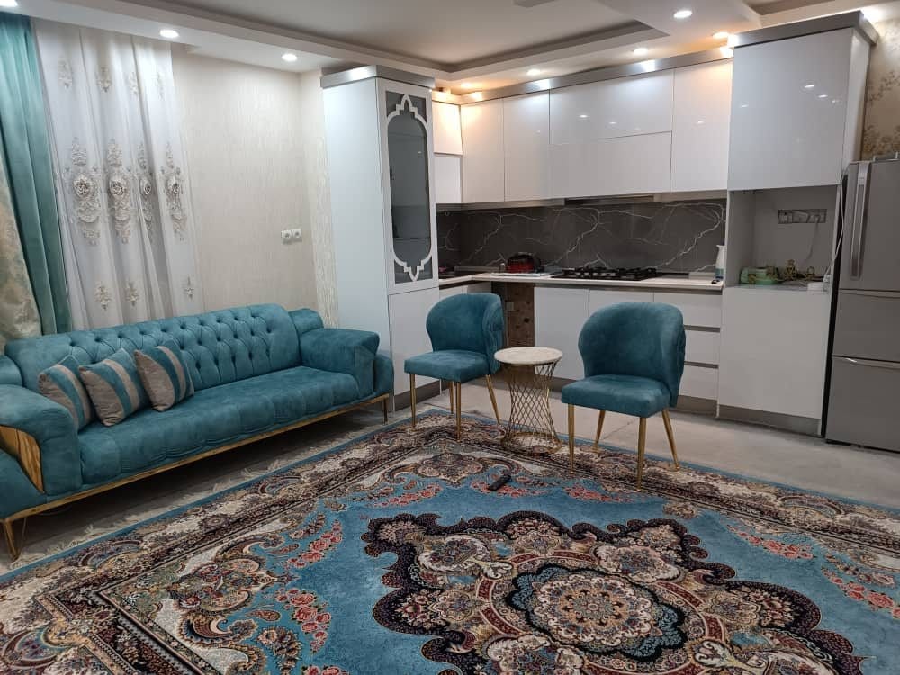 فضای پذیرایی و مبلمان راحتی در آپارتمان فیروزه‌ای قشم