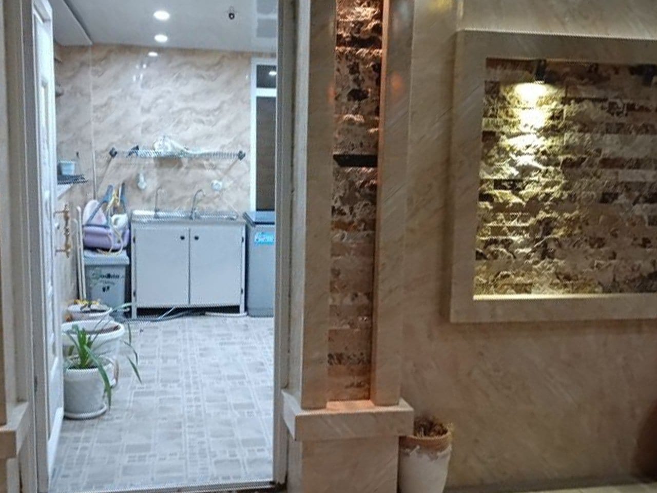 تخت دونفره با روتختی ستاره‌دار در آپارتمان فیروزه‌ای قشم