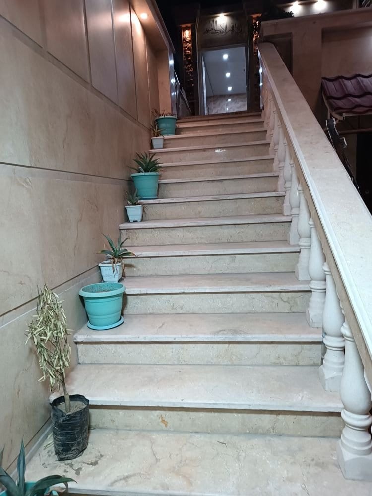 اتاق‌خواب با تخت یک‌نفره و روتختی صورتی در آپارتمان فیروزه‌ای قشم