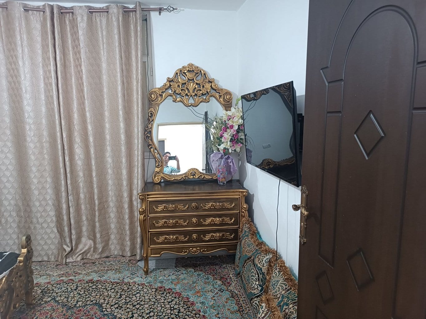 اتاق‌خواب با آینه و دراور کلاسیک در آپارتمان فیروزه‌ای قشم