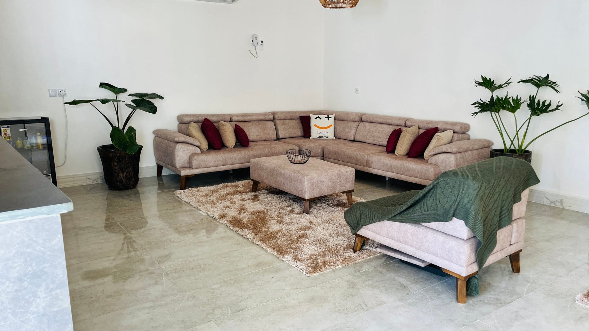 استخر روباز سبزرنگ با صندلی آفتاب در حیاط بوم‌گردی دلحمید قشم