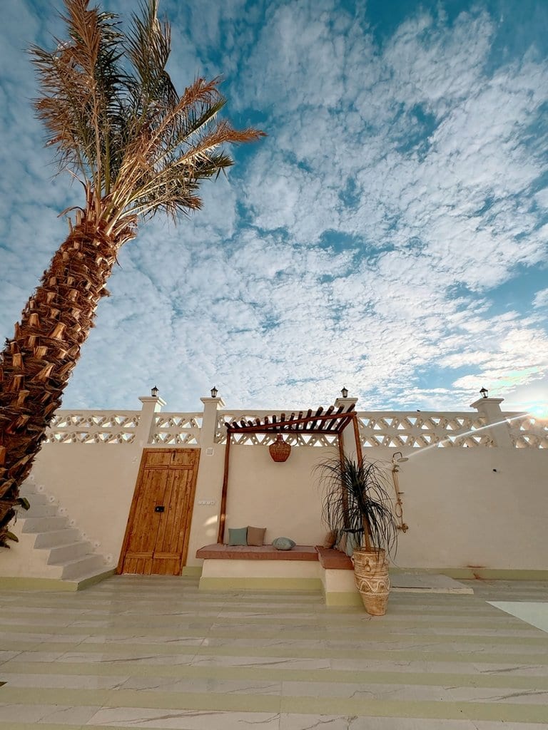 اتاق با دیوارنگارهٔ آسمان و نخل در بوم‌گردی دلحمید قشم