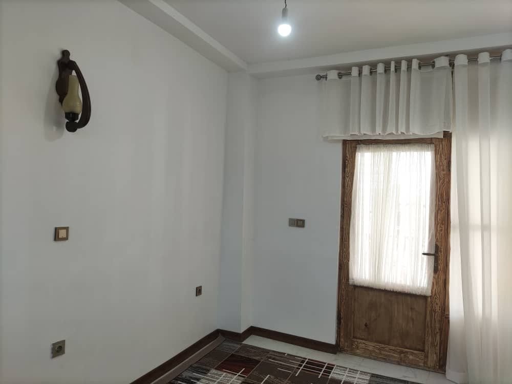 اتاق ساده و روشن با درگاهی در اقامتگاه سنتی کیان هنگام