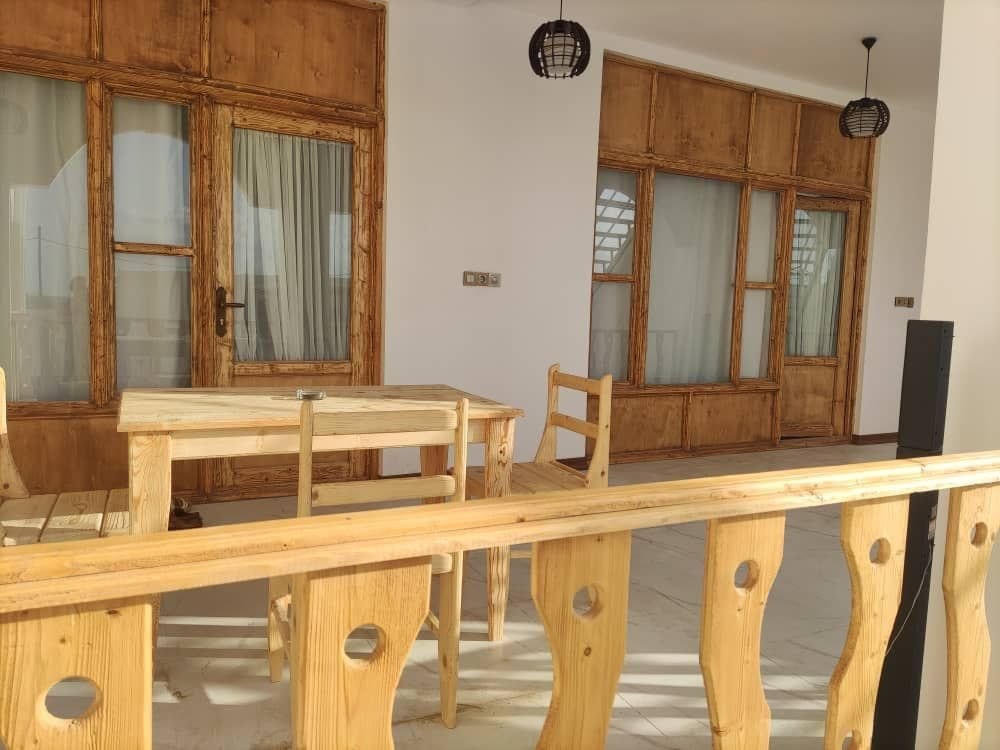 تخت و نیمکت چوبی سنتی در فضای نشیمن اقامتگاه سنتی کیان هنگام