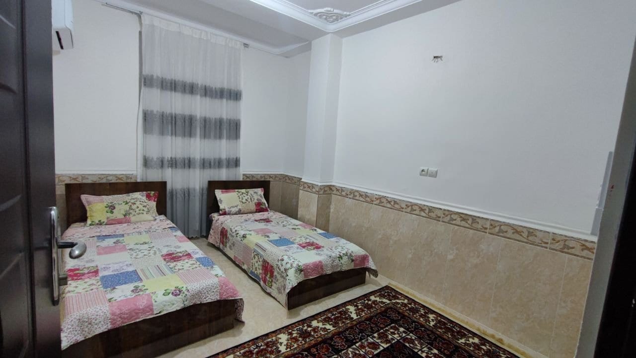 اتاق‌خواب دوم با تخت‌های یک‌نفره در آپارتمان دوخوابه شهرک نریمان قشم