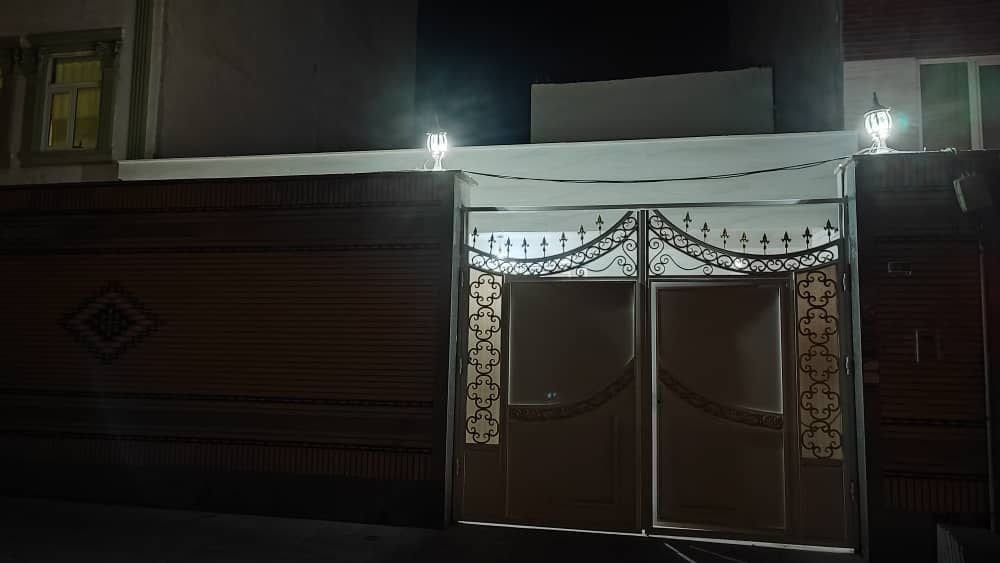 نمای ورودی و درب حیاط ویلای دوخوابه در قشم
