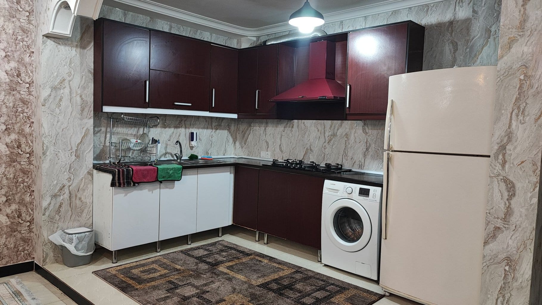 نشیمن مبله با چند دست مبل راحتی و فرش دستباف در ویلای قشم