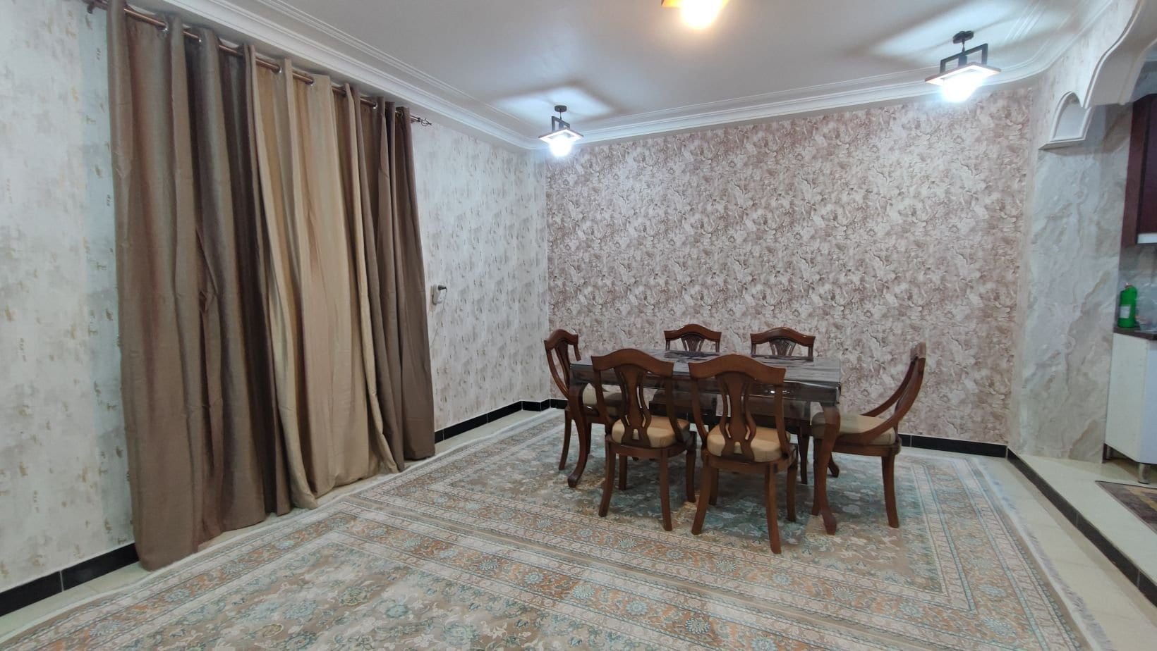 میز نهارخوری چوبی شش‌نفره در ویلای دوخوابه قشم