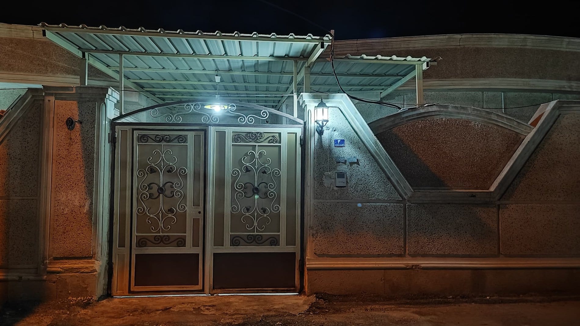 نمای درب ورودی و دیوار سنگی ویلای حیاط‌دار قشم
