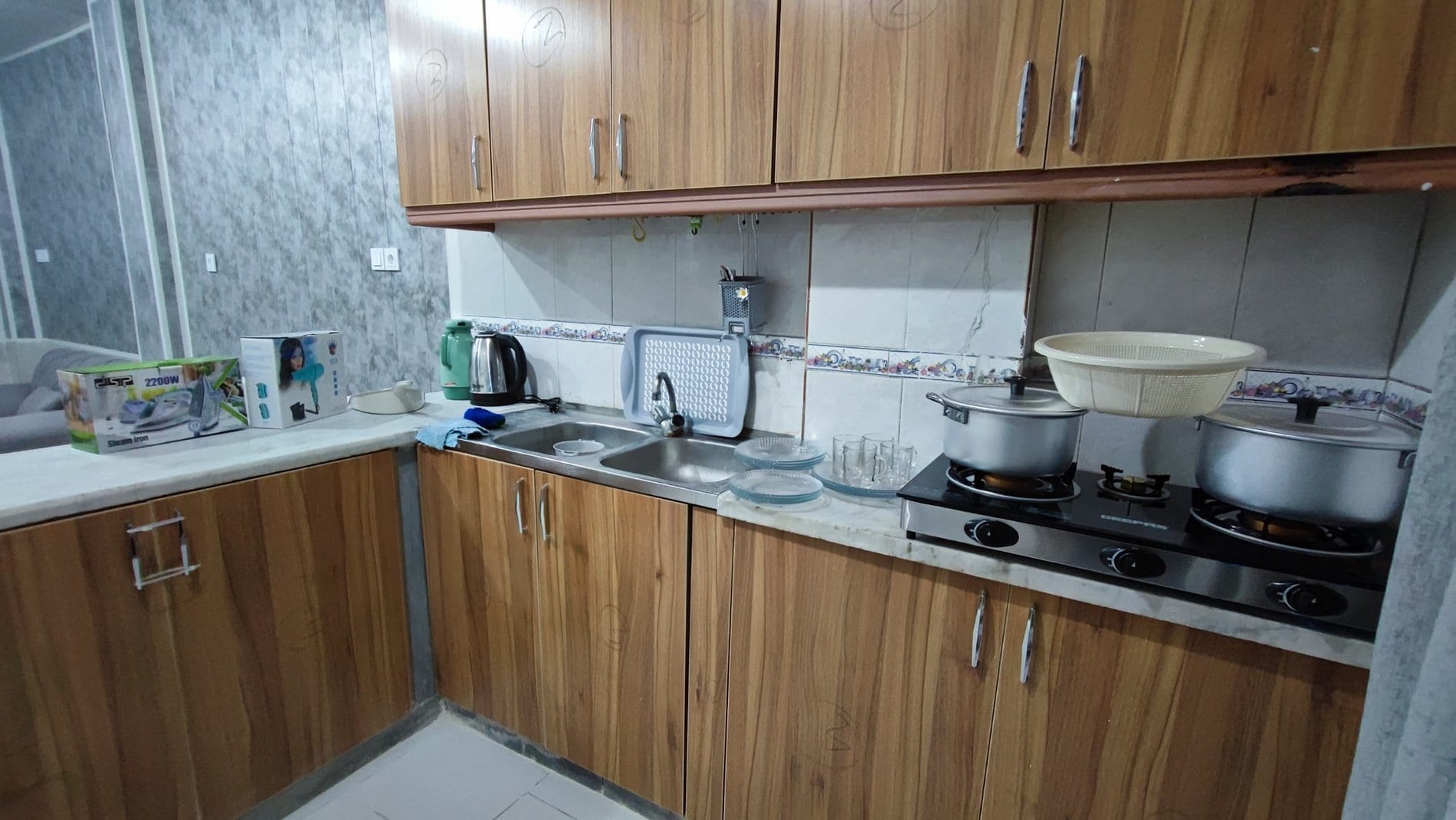 کابینت و چای‌ساز آشپزخانهٔ آپارتمان یک‌خوابه دانشمند ۵ قشم