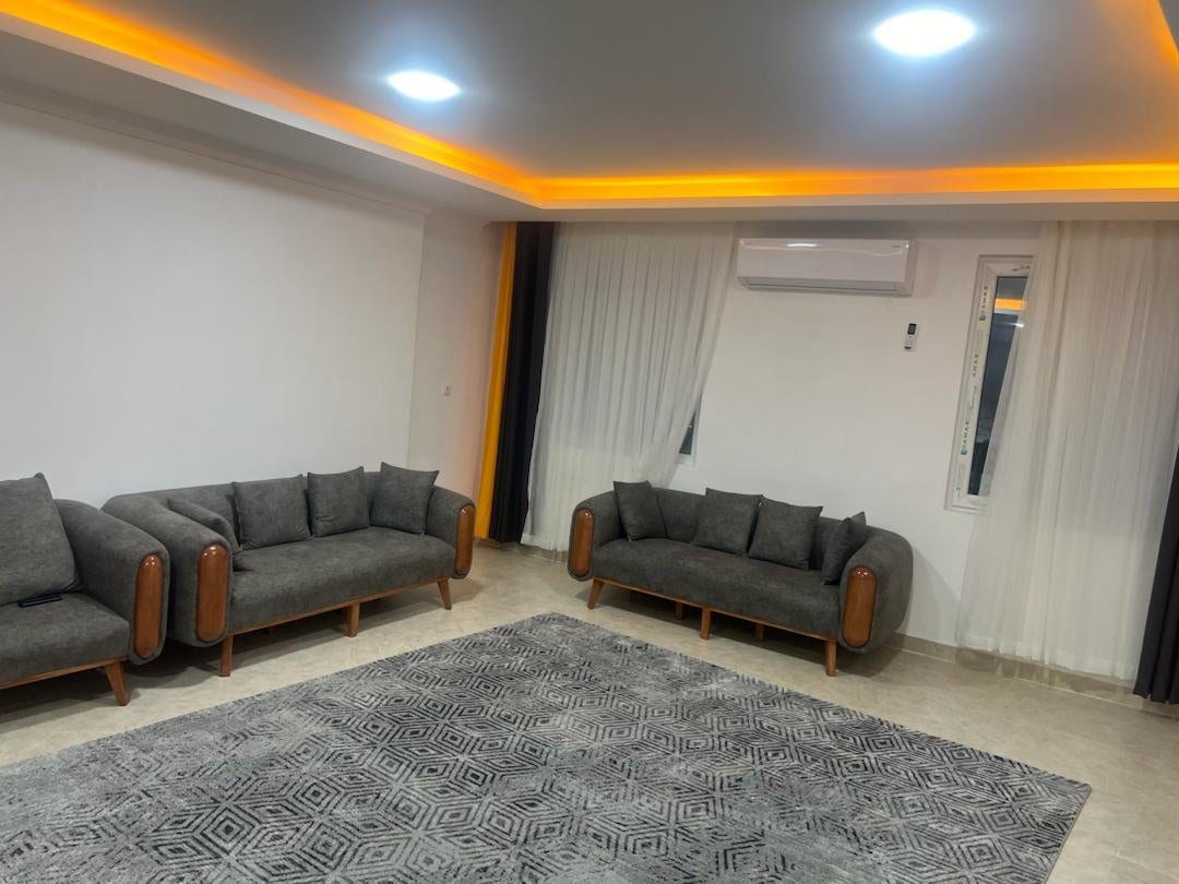 آشپزخانهٔ open با میز نهارخوری و یخچال در آپارتمان ۱۰۰ متری قشم