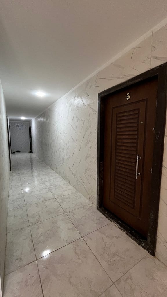 درب چوبی ورودی واحد ۲ آپارتمان امید ممتاز قشم