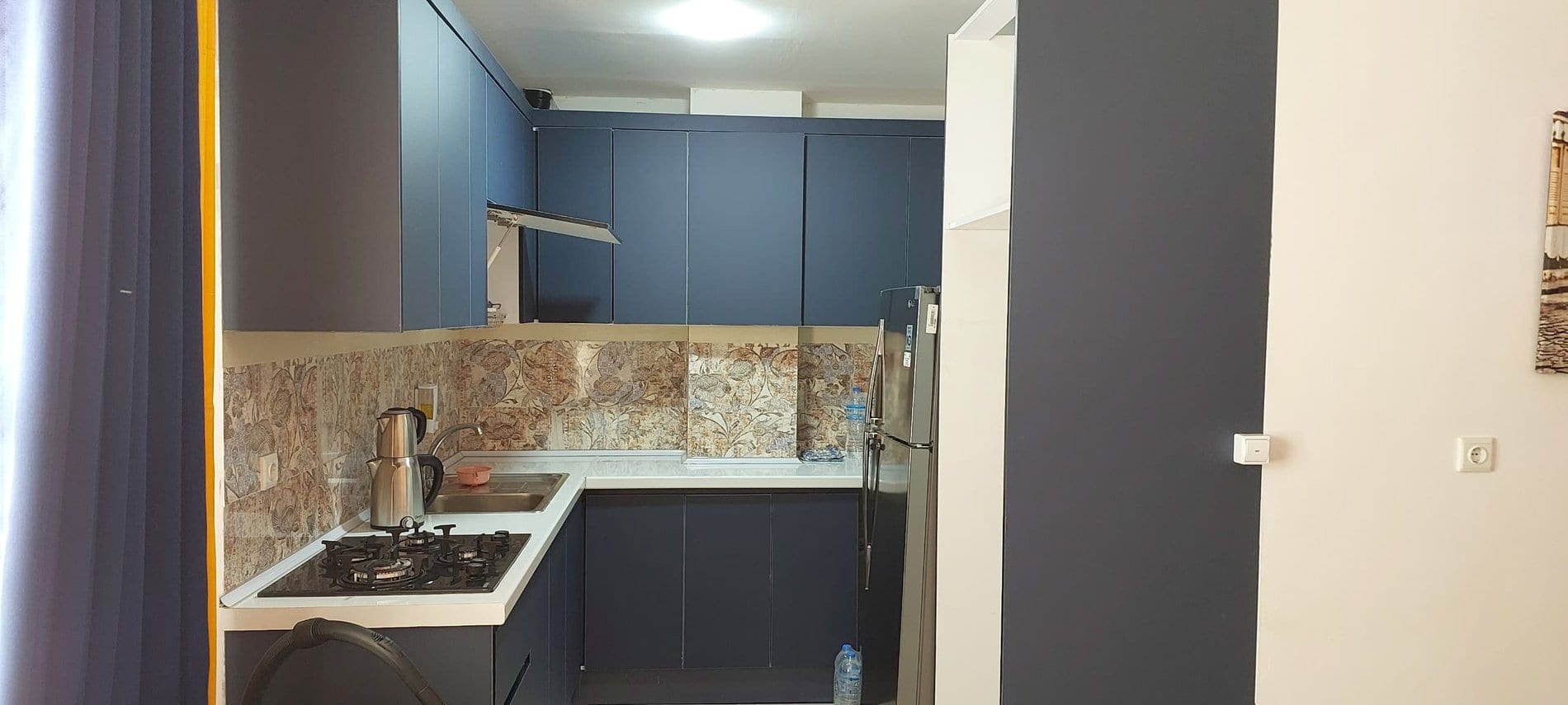 آشپزخانه و کابینت در آپارتمان امید ممتاز واحد ۲ قشم